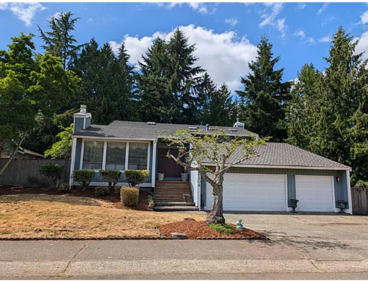 Welcome to this spacious contemporary home in the desirable Fairwood Greens! - Welcome to this spacious contemporary home in the desirable Fairwood Greens!