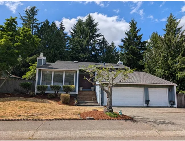 Building Photo - Welcome to this spacious contemporary home in the desirable Fairwood Greens!