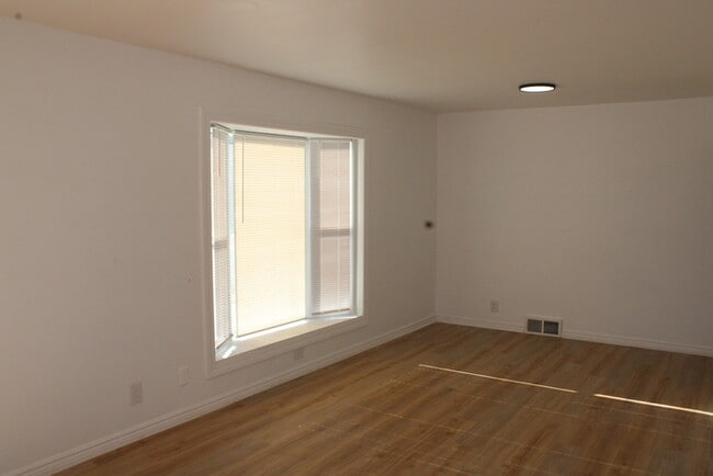 Photo - Cozy 2-bedroom, 1 full bath with vanity home located in Kansas City, MO