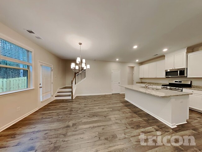 Photo - 305 Knowles Pl