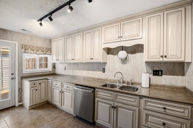 Photo - 760 Yorkwood Pl