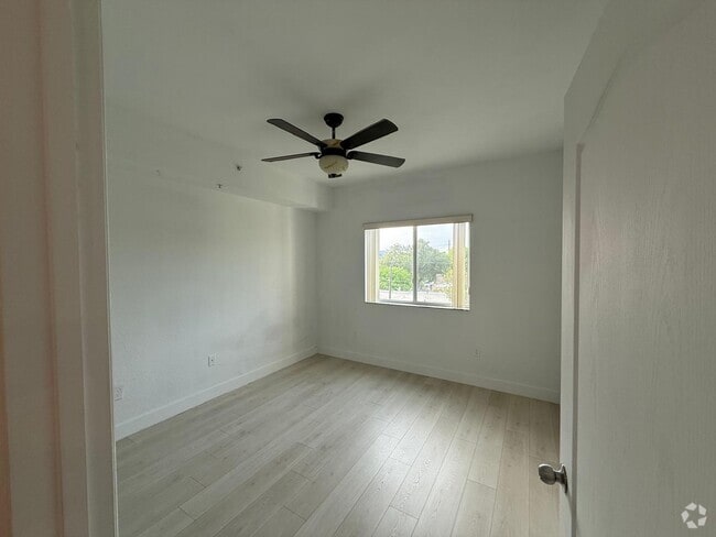 Building Photo - 6001 SW 70th St Unit Apt 451