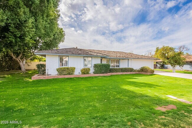 Building Photo - 5715 E Calle Del Paisano