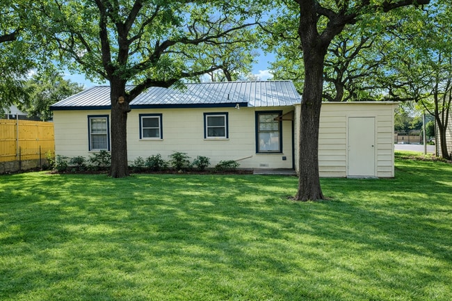 Photo - 113 E 2nd St