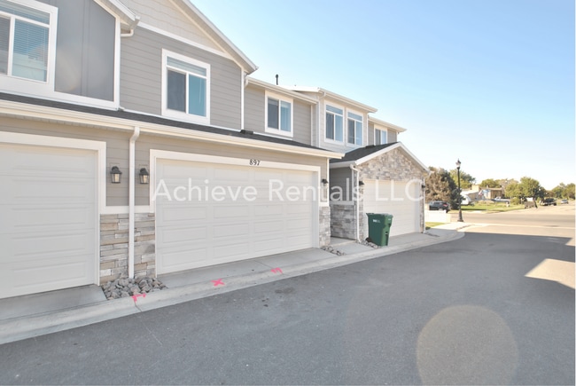 Building Photo - 897 Robert Ave