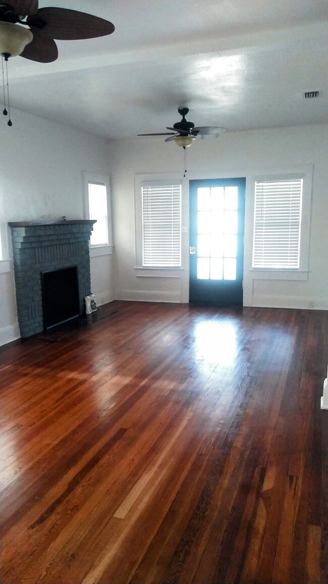 Photo - 711 Avenue B NE