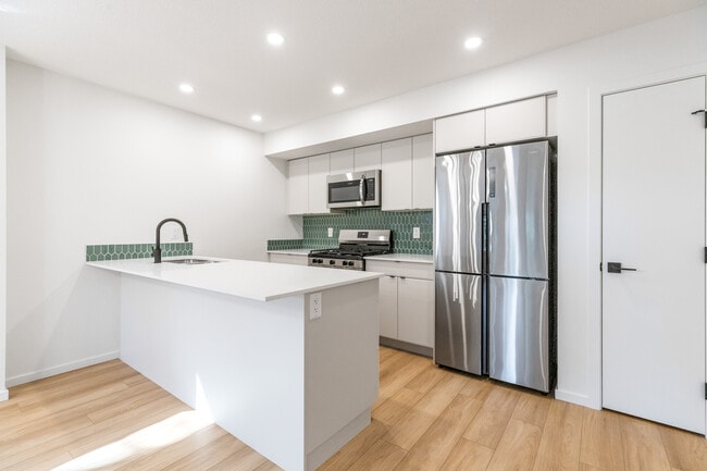 Photo - 11514-11587 87 St NW Unit 1