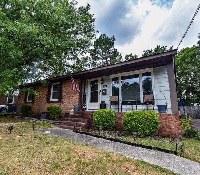 Building Photo - 3 Bedroom 2 Bath: Pets Considered