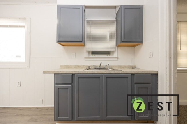 Building Photo - OPEN HOUSE- 12/23! 4PM-4:30PM! Beautiful 3 BED 1 BATH!