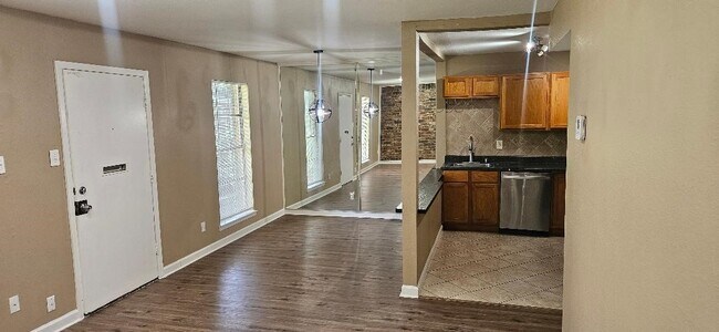 Building Photo - 8941 Gaylord Dr Unit 209