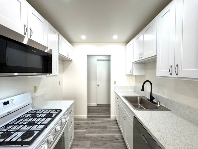 Building Photo - Two Bedroom, Two Bathroom Condo in La Vern...