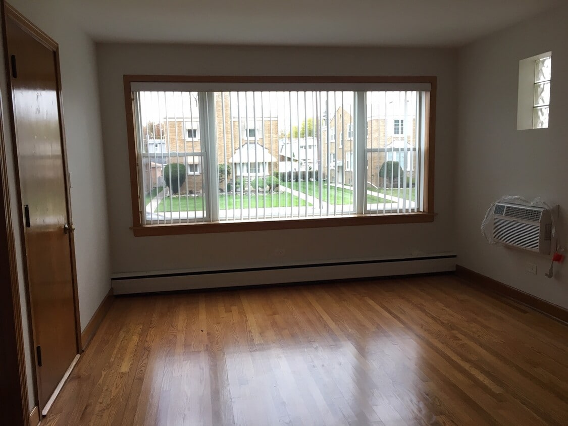 Living room front windows - 5870 N Elston Ave (Chicago, IL)