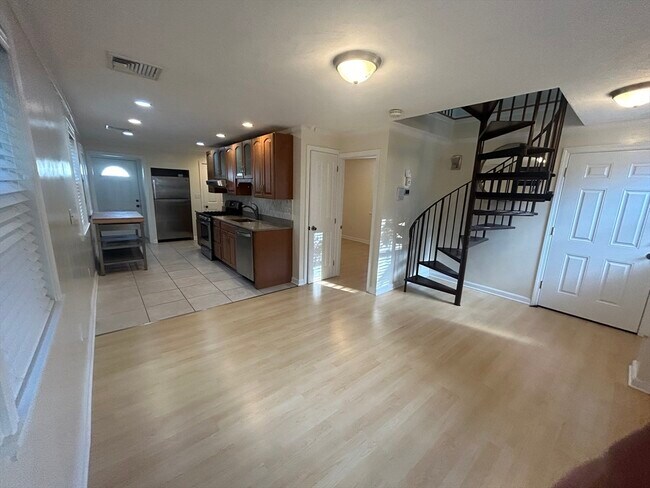 Photo - 36 Hunting St Unit 2