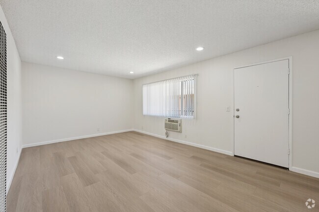 2BR, 1BA - 860SF - Living Room