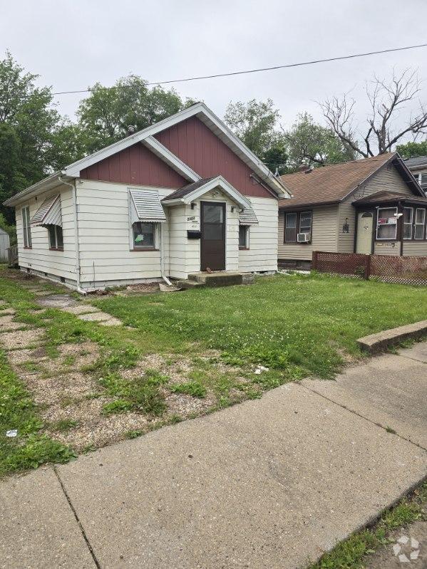 Building Photo - 2404 W Howett St Rental
