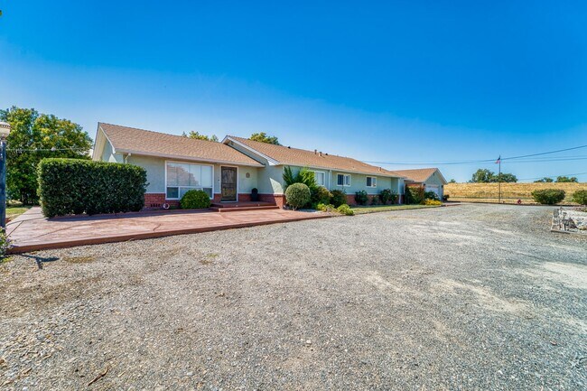 Building Photo - Beautiful 3 Bed / 2 Bath  on 1.8 Acres Ple... Rental