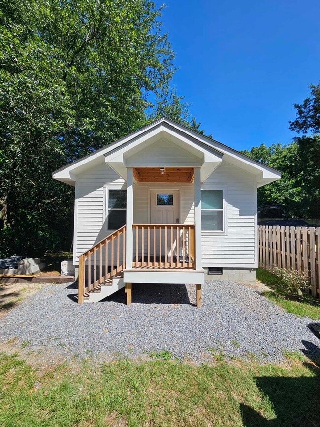 Photo - 1565 N May St