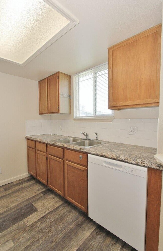 Photo - 527 N Moffatt Ave