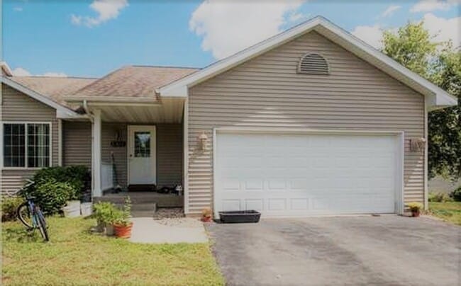 Huge 3BR/3ba Duplex on West Side of Eau Cl... - Huge 3BR/3ba Duplex on West Side of Eau Cl... House