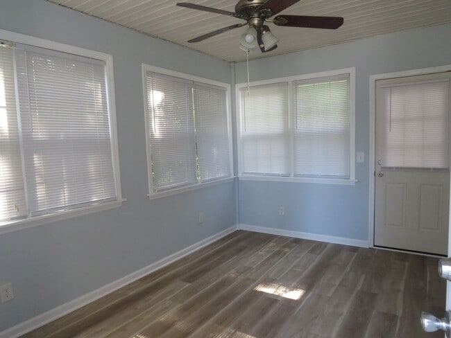 Photo - 208 Stroud St