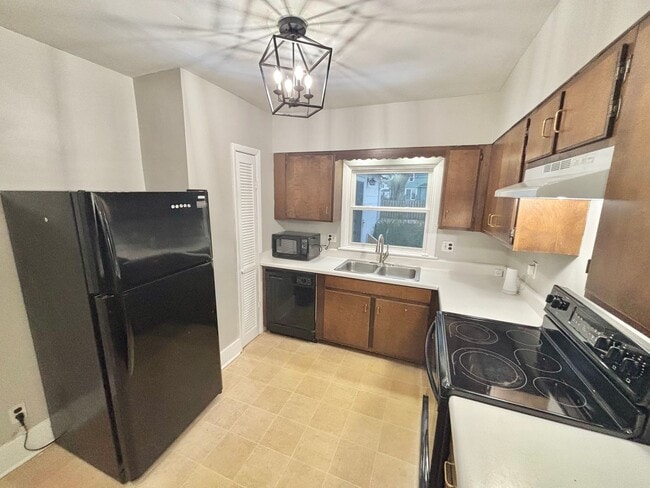 Photo - Spacious 3bd House | Driveway | Sunroom