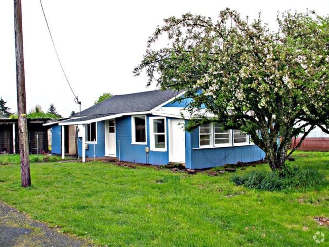 Building Photo - Small farm house in country setting on app...