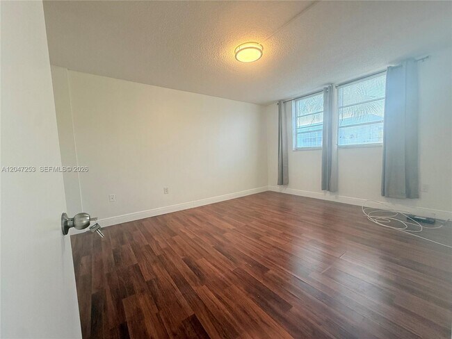 Photo - 3849 NE 169th St Unidad 204