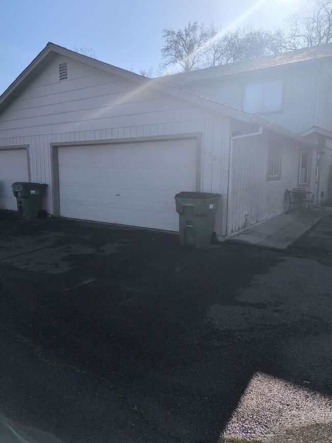 Building Photo - Great Townhouse in Anderson