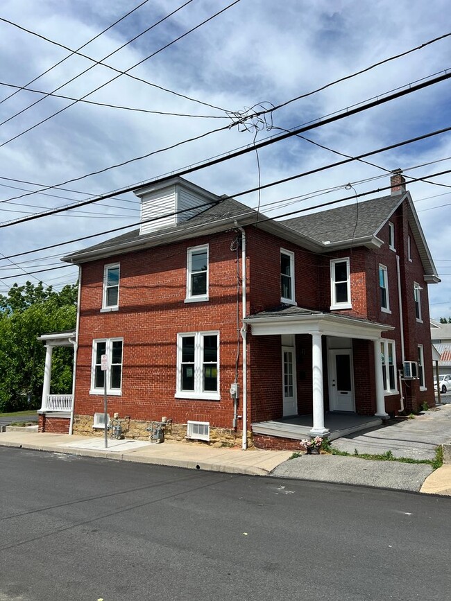 Building Photo - Fully Renovated 4 Bedroom, 2.5 Bath Home-Move In Ready