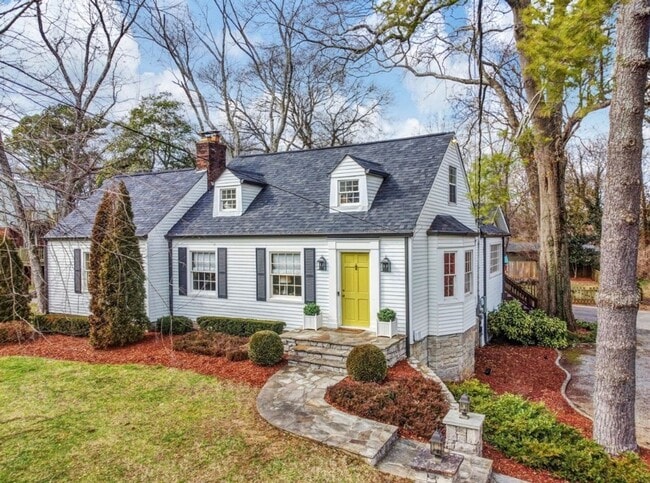 Building Photo - 2912 Woodlawn Dr