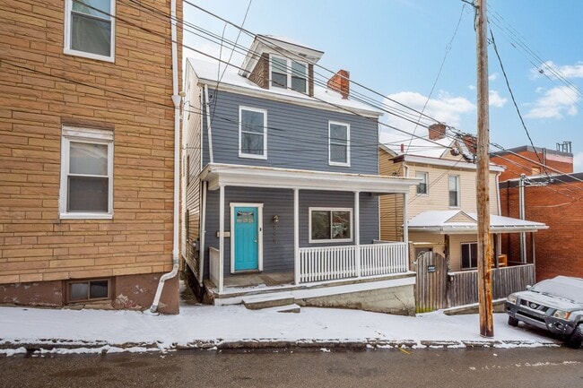 Building Photo - AVAILABLE MAY 1ST!! STUNNING 3 BEDROOM, MUST SEE!