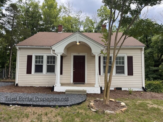 Building Photo - 3 BED, 1 BATH LOCATED IN ASHEBORO!