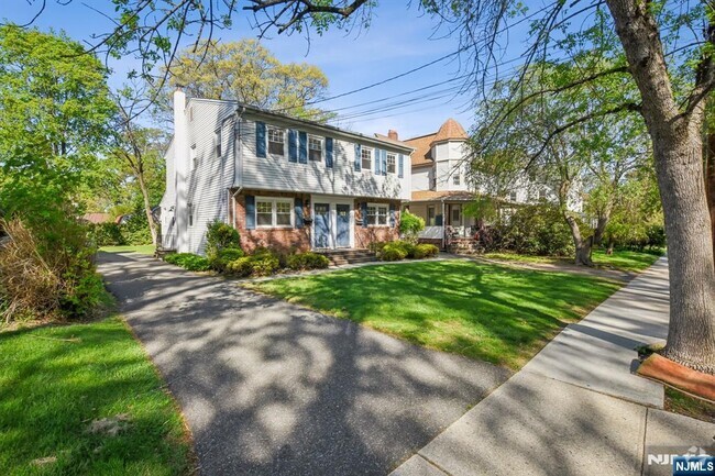 Building Photo - 222-224-224 Woodside Ave Rental