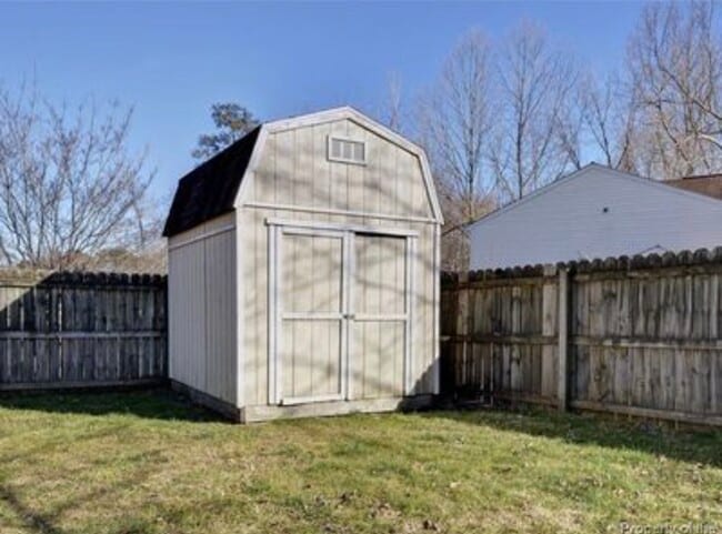 Building Photo - 303 Brittania Dr