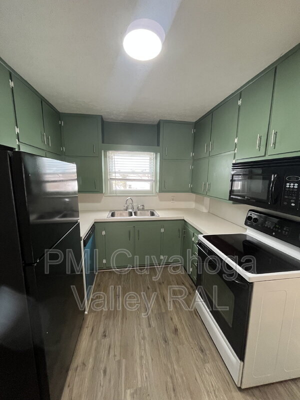 Photo - 165 Colony Crescent