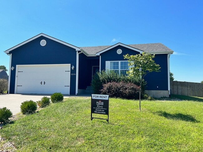 Building Photo - Available Now – Spacious 4 Bedroom / 3 Bat... Rental