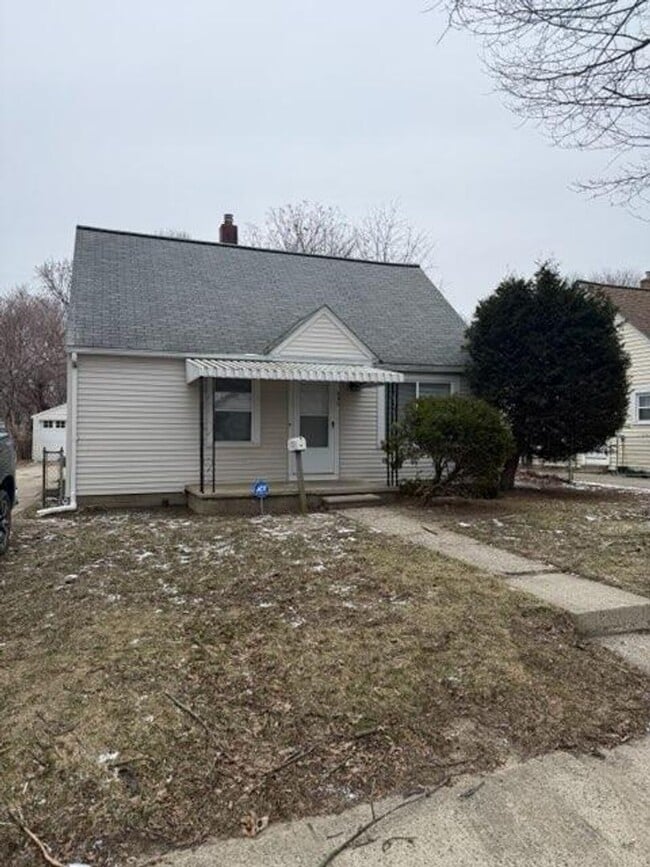 Building Photo - North Pontiac home Available Now!