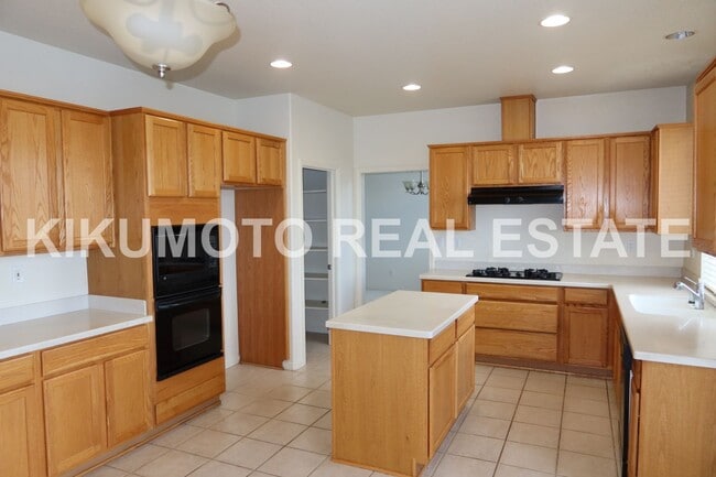 Photo - Lakefront 4 bedroom, 3 bath, 3 car in the Lakeside Community