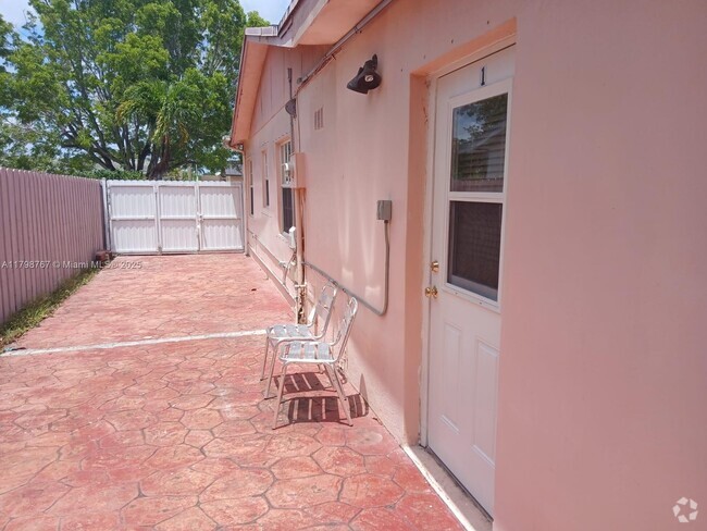 Building Photo - 107 SW 107th Ave Unit 0 Rental