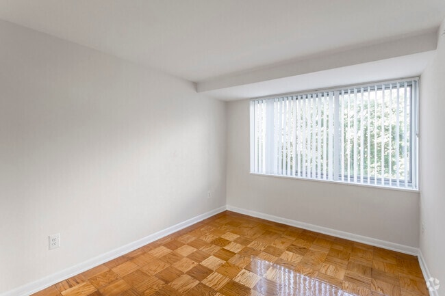2 BR, 1 BA - 950 SF