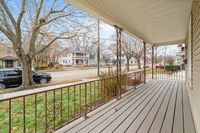 Photo - 208 W Chestnut St