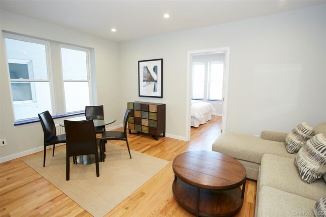 Building Photo - 215 E Broadway Unit 6S