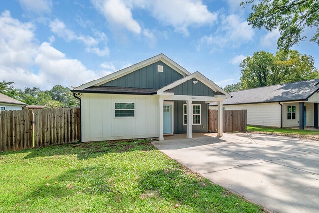 Photo - LIVE CLOSE TO THE ACTION — Modern 3-Bedroom Rental in Charlotte’s Reid Park!