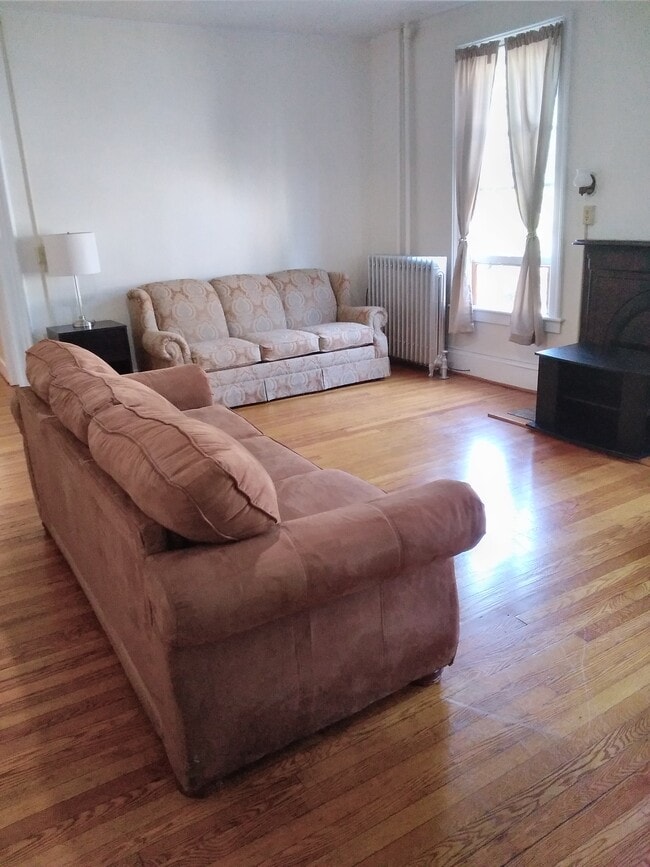 Building Photo - 931 E State St