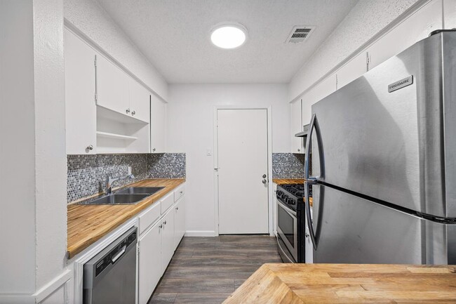 Photo - 11301 Oakwood Dr