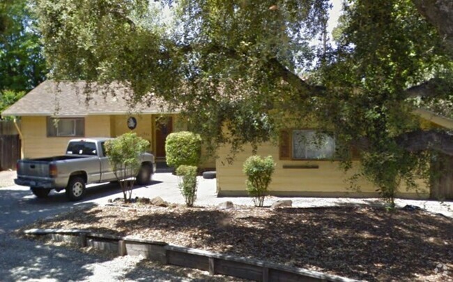 Building Photo - Just 2 blks from campus and more! Rental