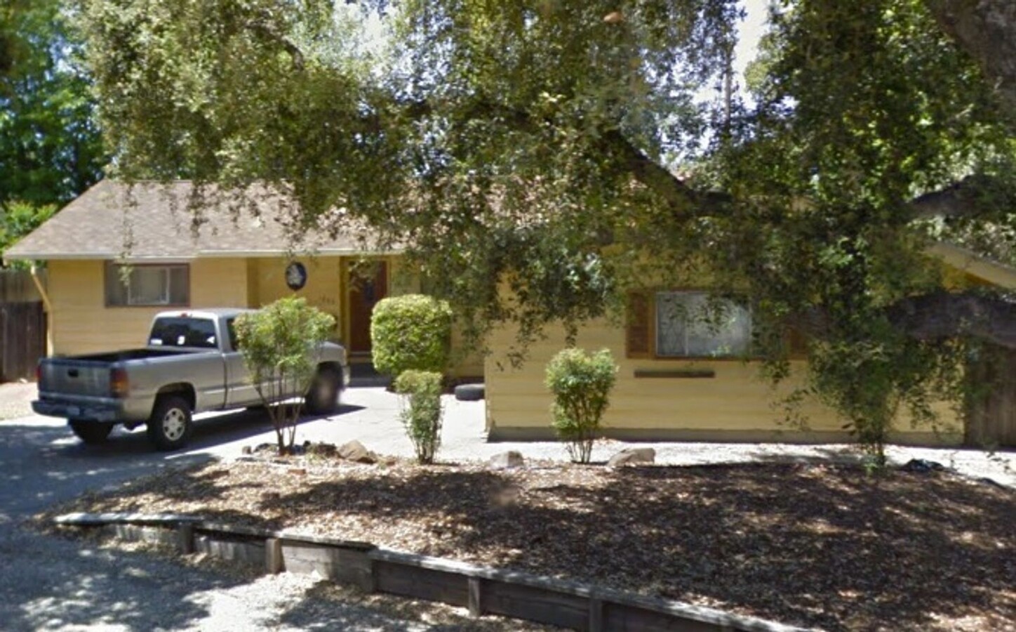 Just 2 blks from campus and more! - Just 2 blks from campus and more! House