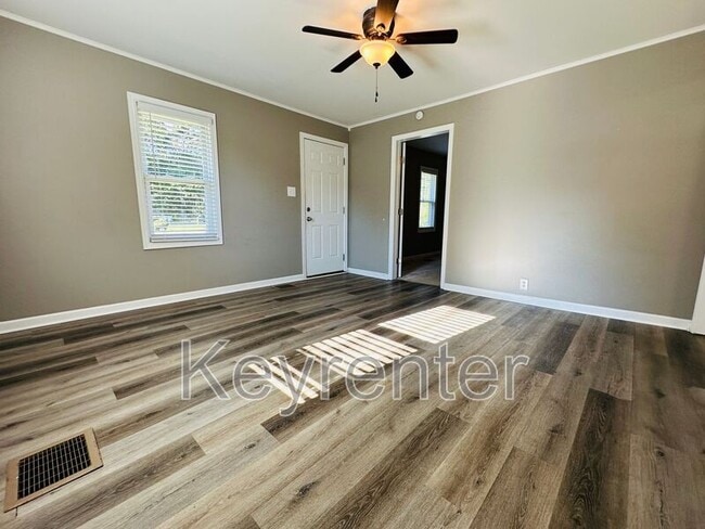Photo - 1206 Cedar Ln