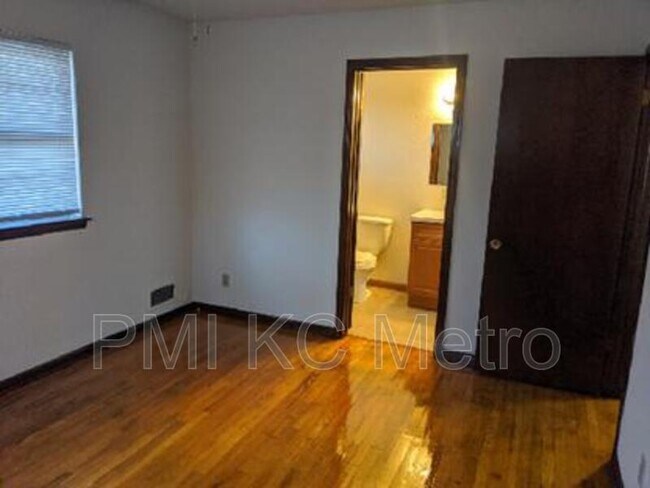 Photo - 11035 Stark Ave