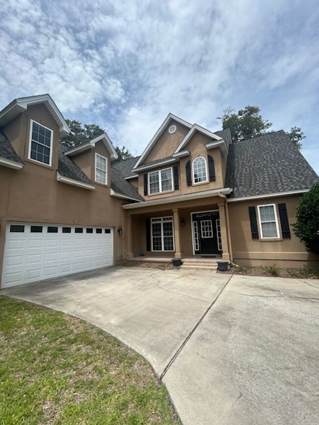 Building Photo - Spacious Single Family Home with Great Backyard!